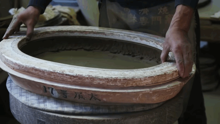 Read more about the article Reading the Clay: The Complete Guide to Identifying Quality Bonsai Pottery